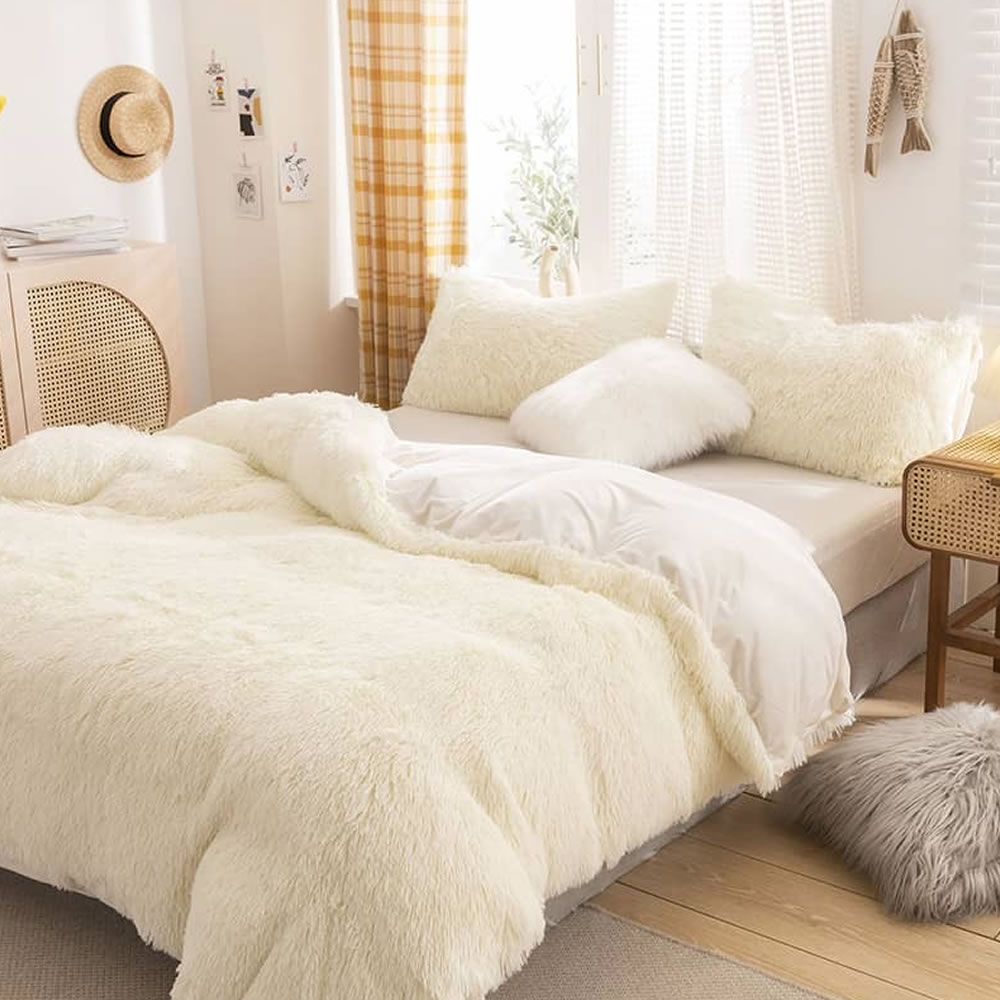 white fleece bed linen
